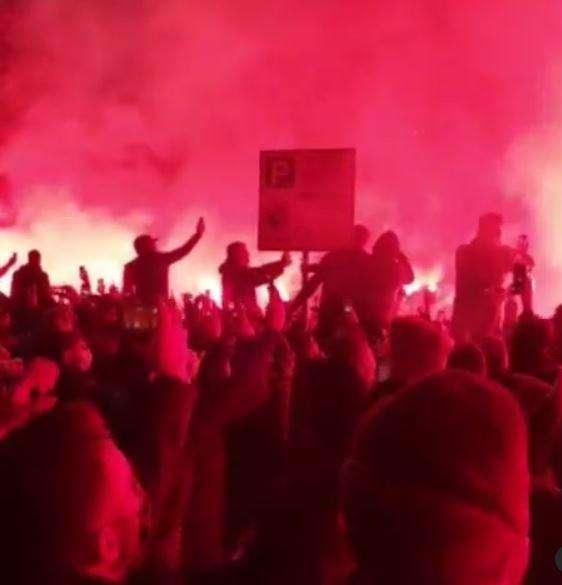 VIDEO TN - "Olè Olè, Diego! Diego!", all'esterno del San Paolo cori e fumogeni per omaggiare Maradona