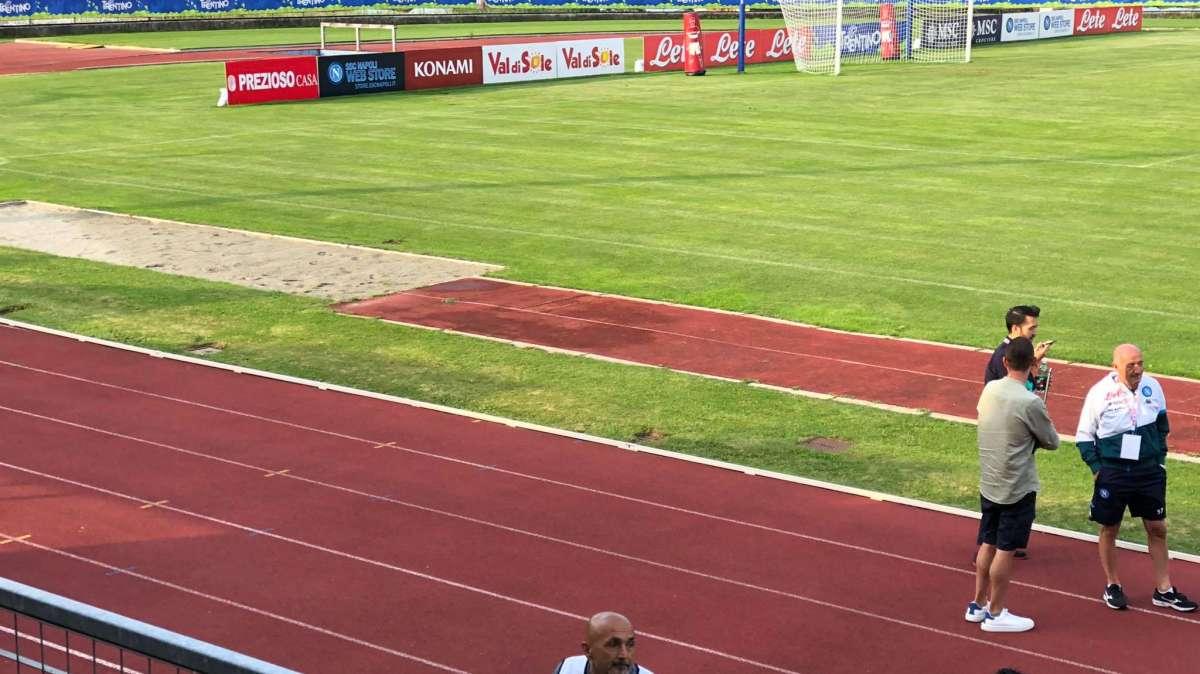 FOTO TN - Spalletti dialoga con i tifosi sugli spalti: il tecnico s'intrattiene per le firme