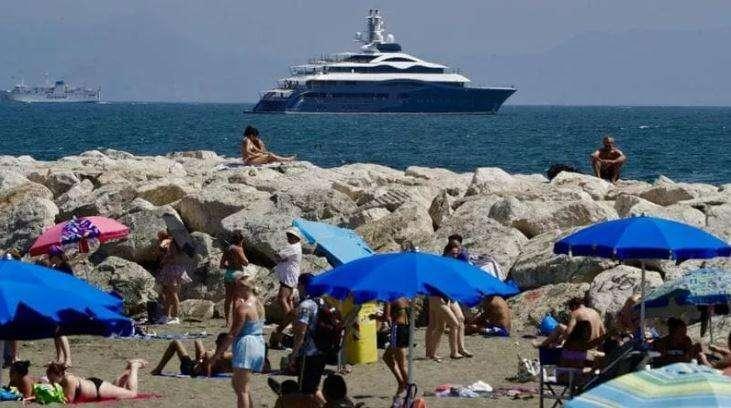 Zuckerberg fa visita a Napoli col suo megayatch: folla di curiosi sul lungomare