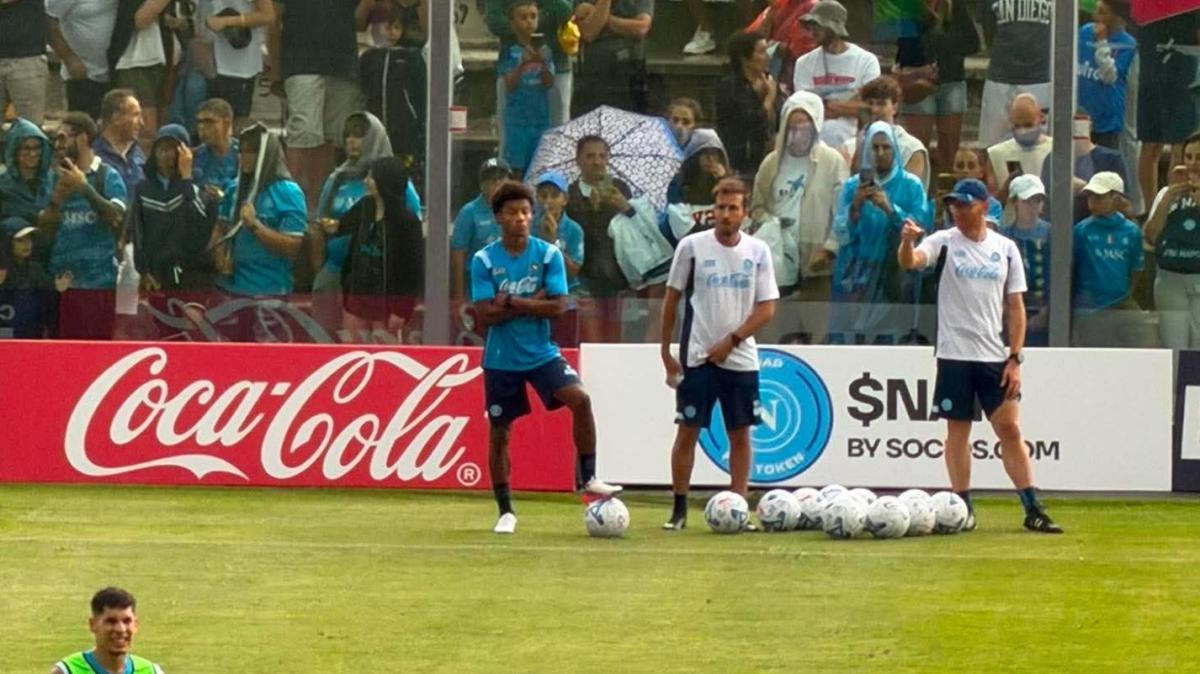Castel di Sangro, la novità più bella del ritiro: Neres in gruppo col pallone (con De Bruyne)