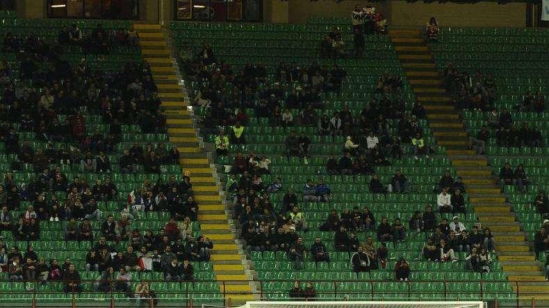Nessun distanziamento sociale tra i tifosi, l'arbitro sospende la finale di Coppa di Danimarca