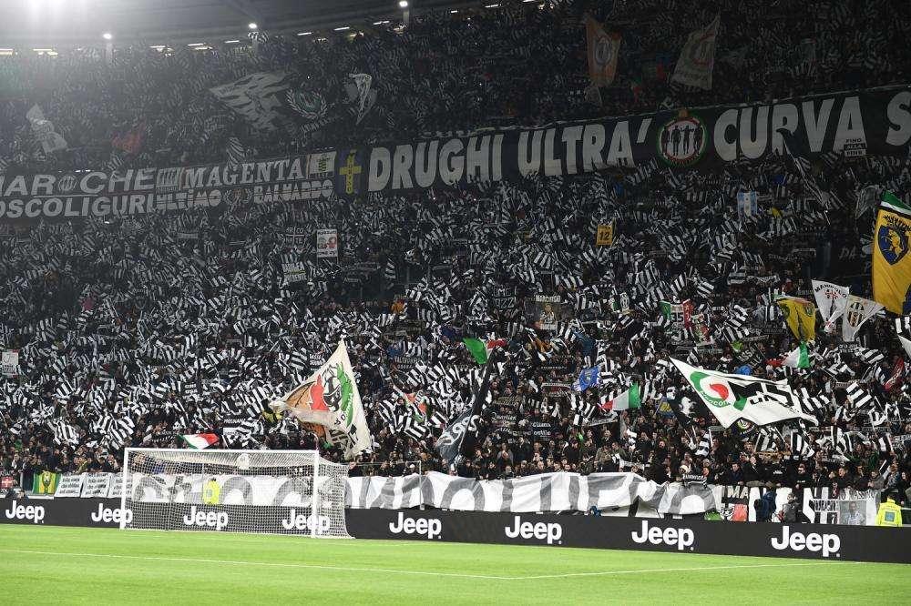 I tifosi della Juve non si smentiscono: "Vesuvio lavali col fuoco" per festeggiare la vittoria col Milan 