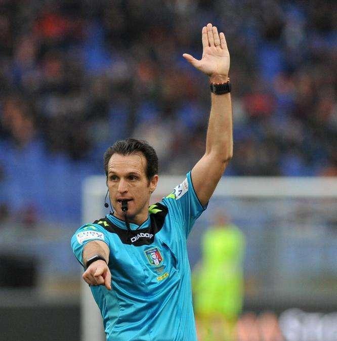 Napoli meritatamente sul pari al 45': la Lazio vola, poi cala a fine primo tempo. Banti permette il gioco duro