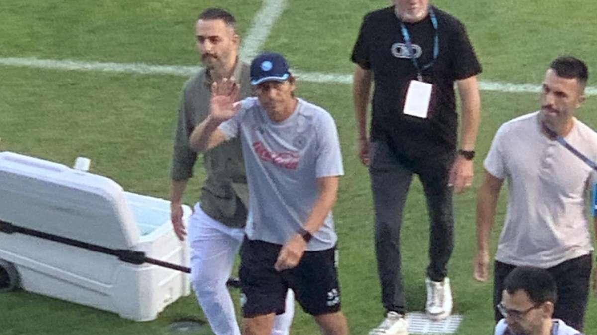 Conte accontenta tutti: si ferma ancora per autografi non programmati