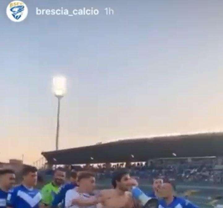 VIDEO - Brescia promosso in A ma è già polemica, durante i festeggiamenti parte il coro "Terùn terùn"