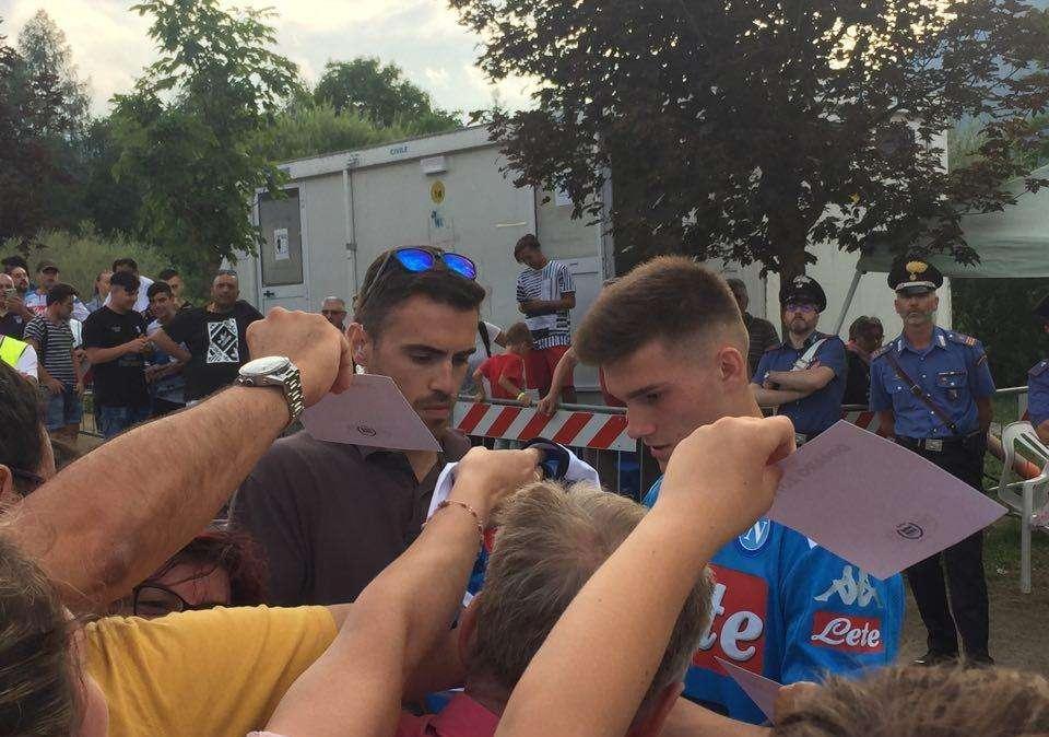 FOTOGALLERY - Bagno di folla per Di Lorenzo e il baby Idasiak per la sessione di autografi 