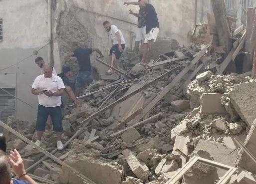 Palazzo crolla a Torre del Greco, estratte vive tre persone: una è grave