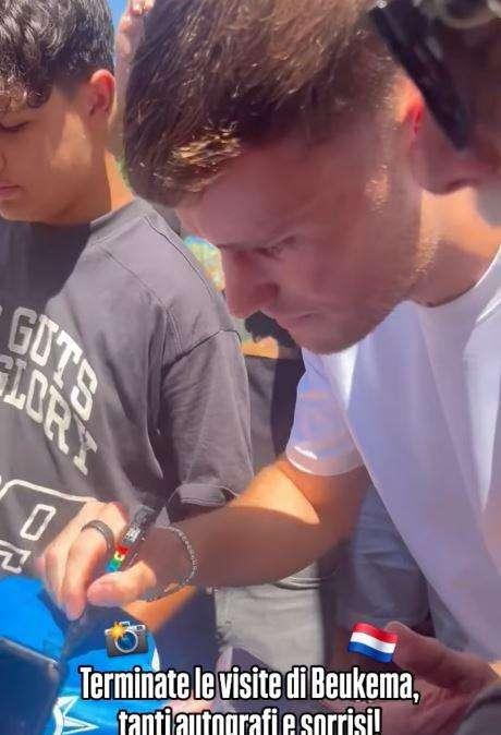 Beukema, massima disponibilità coi tifosi: selfie e autografi a Villa Stuart