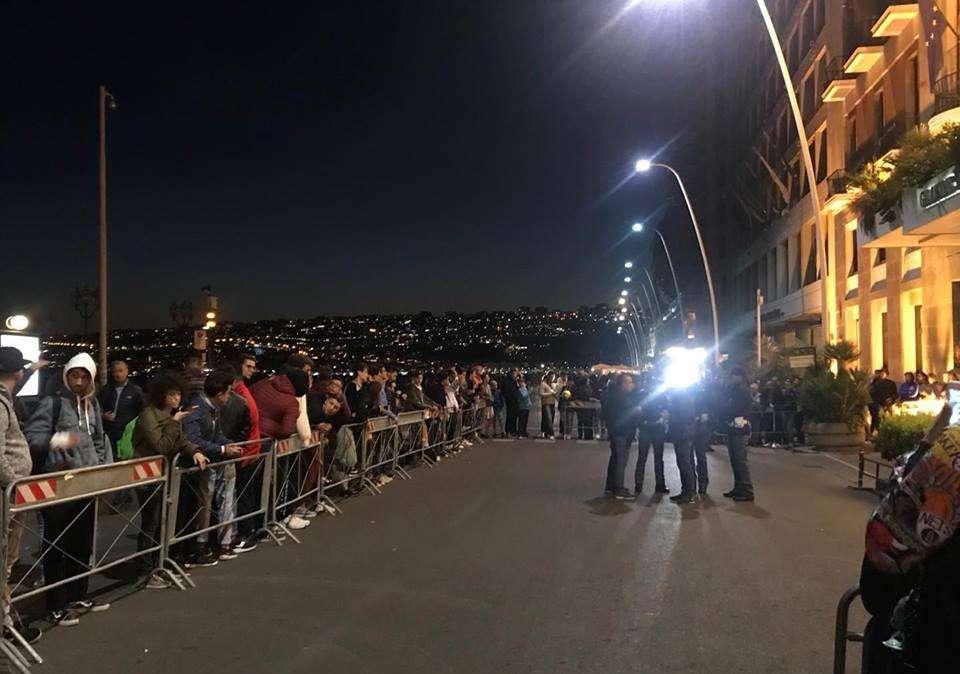FOTOGALLERY TN - Tifosi azzurri in attesa del Manchester City: le immagini dall'esterno dell'Hotel Vesuvio