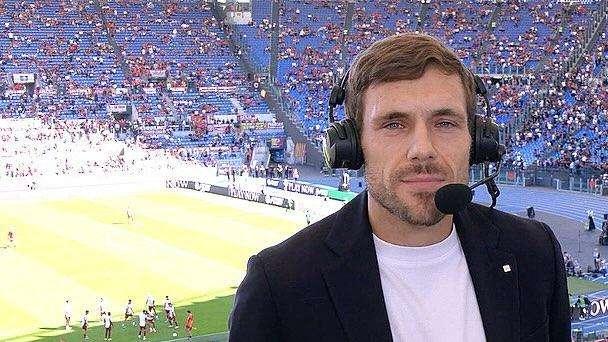 "Rrahmani mangia il pollo con le mani", il telecronista Dazn spiega la curiosa espressione