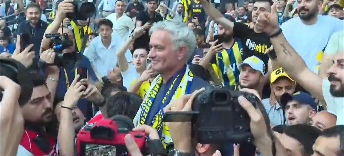 Fenerbahce, delirio per la presentazione di Mourinho: “Questa maglia sarà la mia pelle”