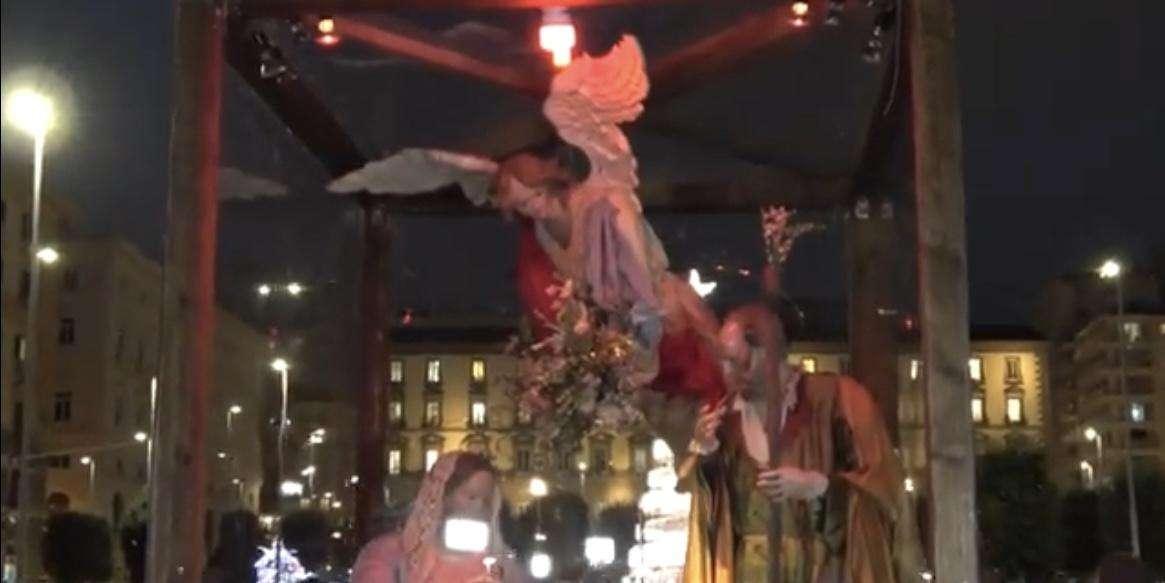 Piazza Municipio, esposta la Natività napoletana: l’opera dei maestri presepiali di San Gregorio