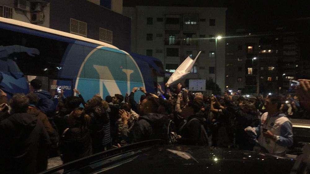 VIDEO TN - Che carica per l'arrivo del Napoli: in centinaia ad attendere il pullman