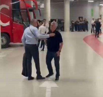 VIDEO - Clamoroso, Mourinho (rincorso da Rosetti) attacca l'arbitro: "Sei una f*****a disgrazia!"