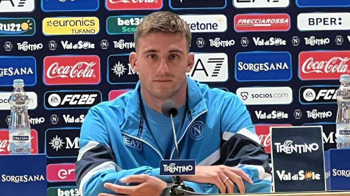 Lucca in conferenza: "Napoli il mio obiettivo e la prima scelta! Mi hanno voluto fortemente, Lukaku fantastico. Rigori? Decide Conte"