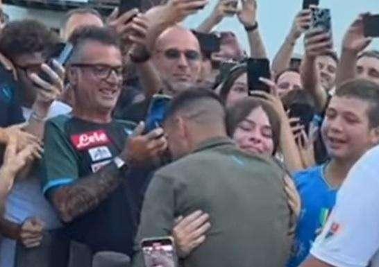 Incontro coi tifosi, Politano fa un bellissimo gesto nei confronti di una giovane tifosa