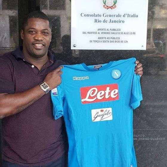 FOTO - Beto ha ancora il cuore azzurro: il brasiliano mostra con orgoglio la maglia ricevuta dal consolato di Rio