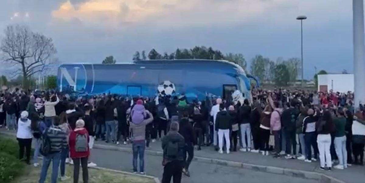 VIDEO - Pullman Napoli appena arrivato all'Allianz: fischi e gesti volgari dagli juventini