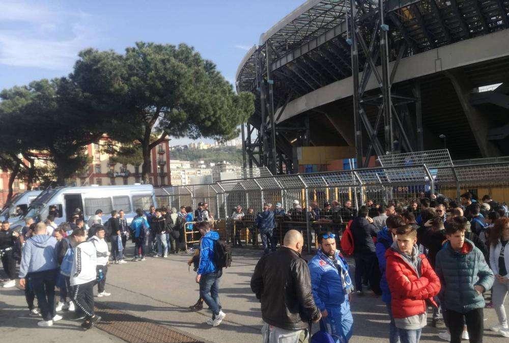 FOTO TN - Grande attesa al San Paolo: già in migliaia all'esterno dello stadio 