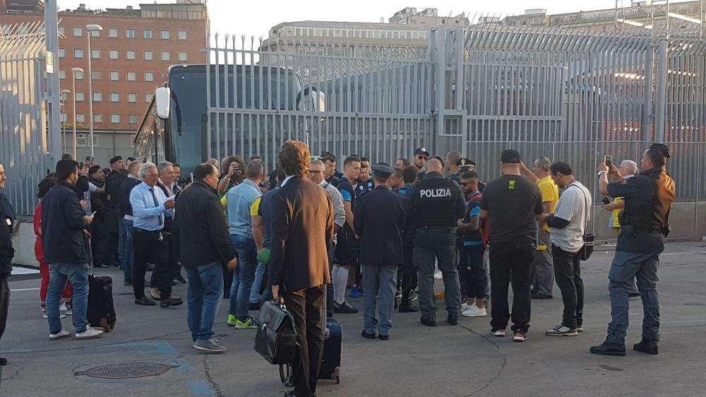 VIDEO TN - Che entusiasmo per la partenza del Napoli: 4 azzurri giocano con le tendine e partono gli 'Olè'