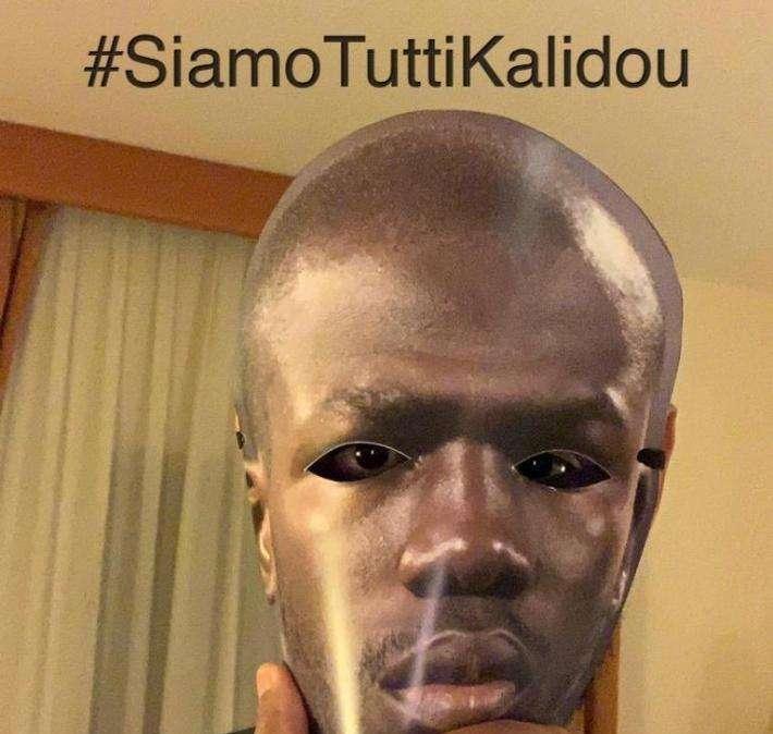 FOTO - Ghoulam con la maschera di Kou: "Il calcio è libertà e nella libertà siamo uguali! Domani saremo tutti Koulibaly!"