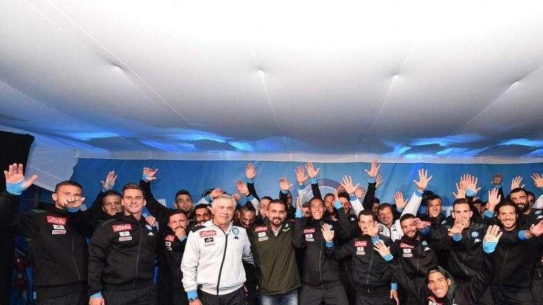 RILEGGI LIVE - Presentazione Napoli, Ancelotti canta e parla ai tifosi: "Qui per progetto e passione, possiamo farcela!", Insigne, Hamsik, Verdi cantano 'O surdat nammurat"