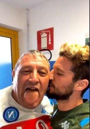 "Ciro, Ciro!", Mertens s'affaccia sul campo e il pubblico va in estasi