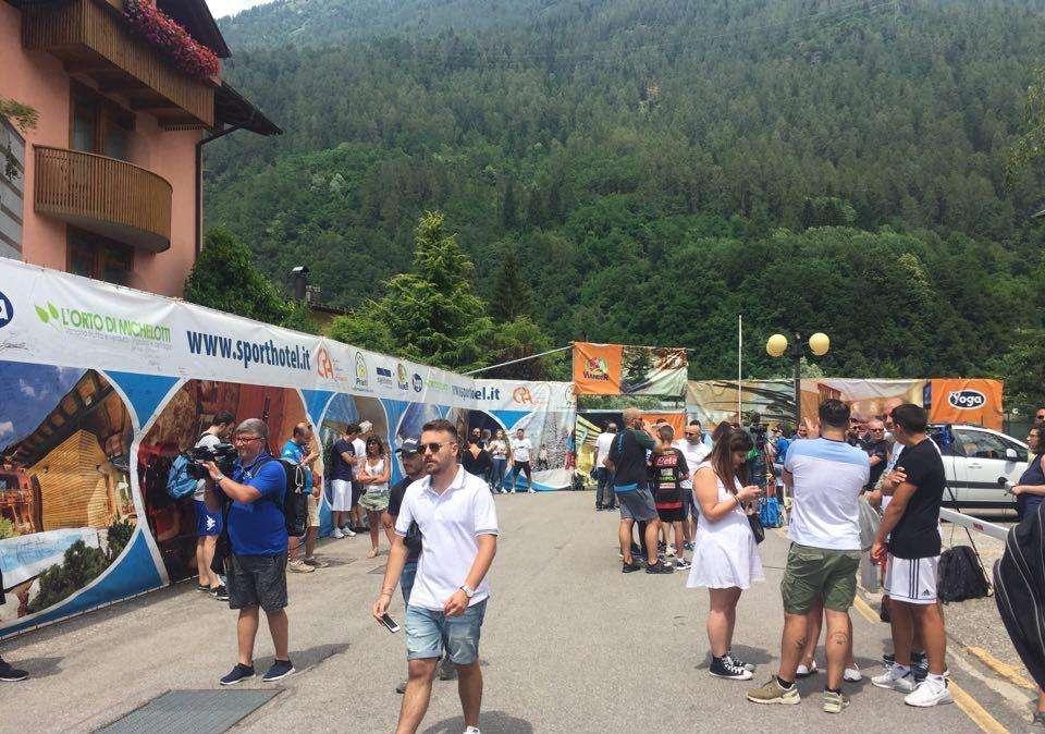 FOTO TN - Dimaro, aumentano i tifosi in attesa: il giovane Zerbin il primo ad arrivare