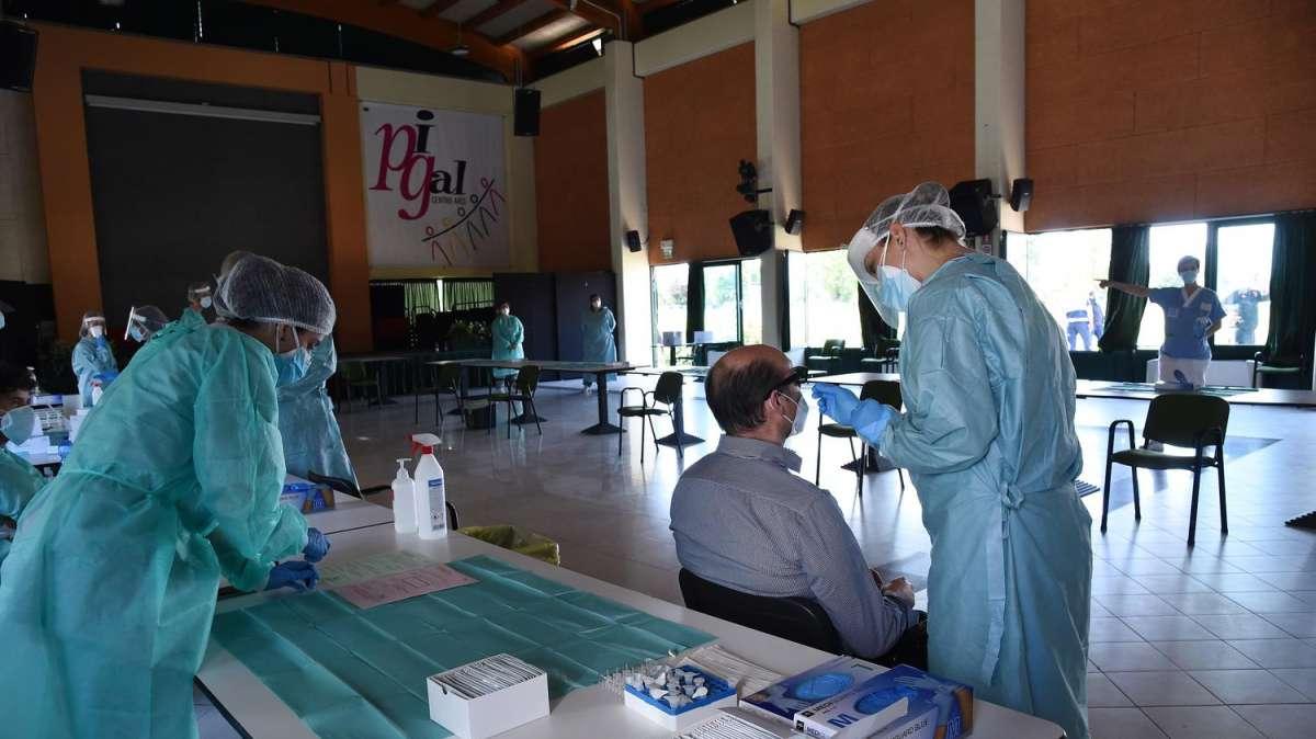Coronavirus, l'allarme dei medici a Napoli: "Troppi test fai da te, ad agosto sarà emergenza!"