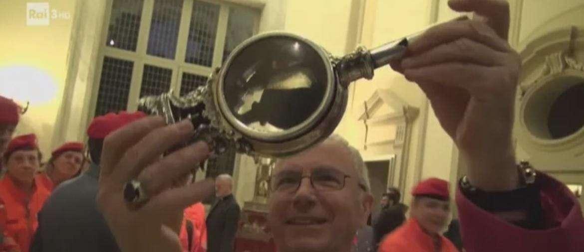 Il miracolo di San Gennaro si ripete: si è sciolto il sangue del patrono di Napoli 
