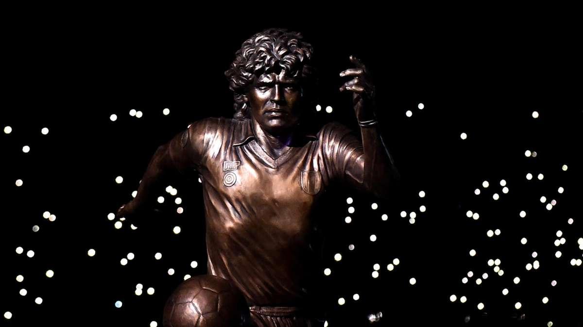 Napoletani e argentini omaggiano Diego: torciata notturna e cori all’esterno del Maradona