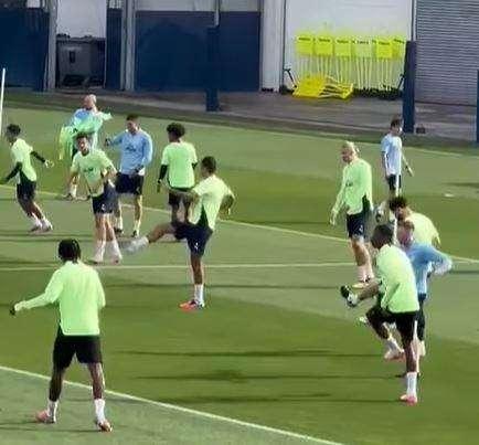 Manchester City in campo: rifinitura prima della sfida contro il Napoli