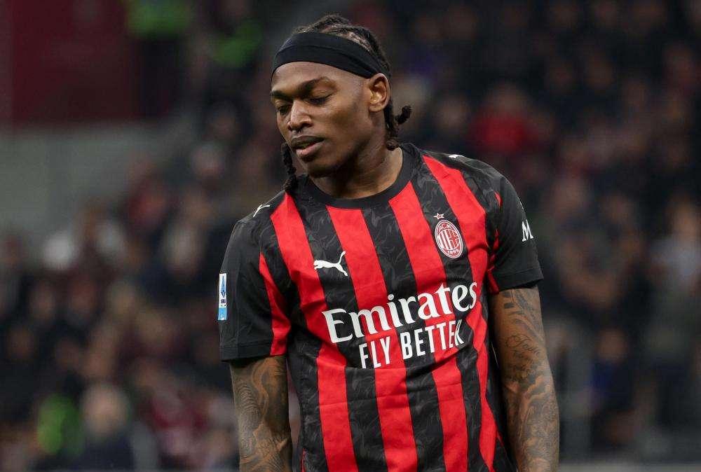 Milan, Leao a rischio per Napoli? Vola in Portogallo per controlli all'adduttore