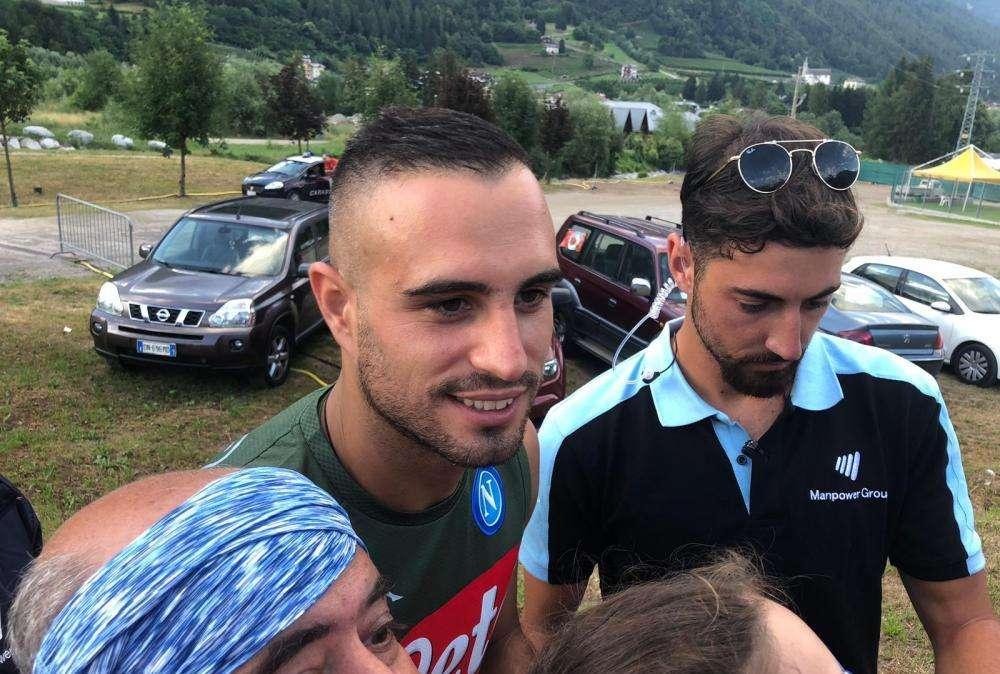 FOTO - Maksimovic protagonista a Dimaro, foto ed autografi con i tifosi per il serbo