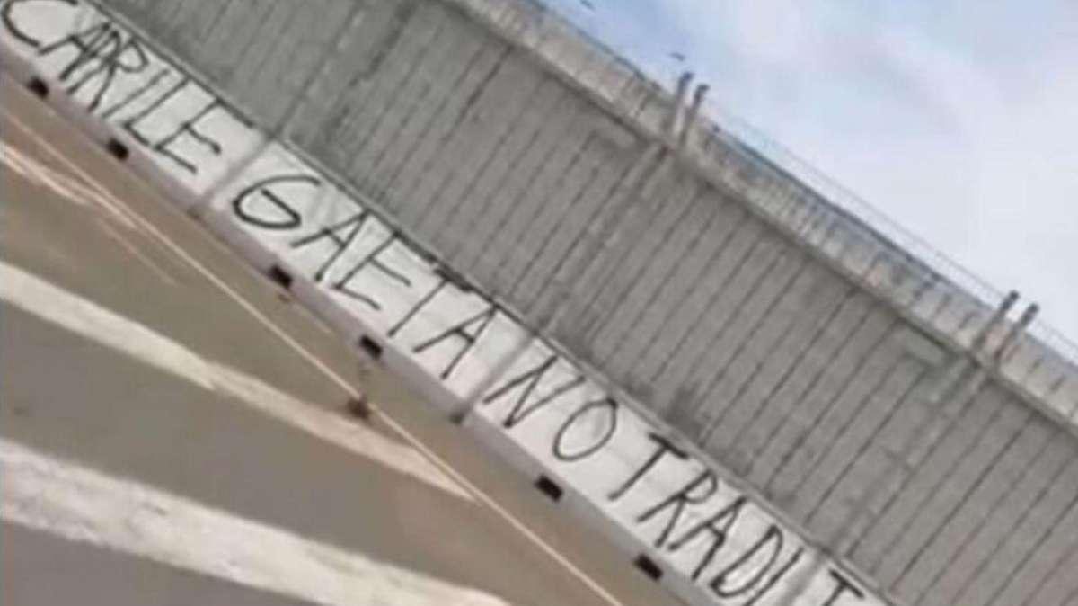 A Cagliari striscione contro Caprile e Gaetano per aver saltato Napoli: "Traditori"