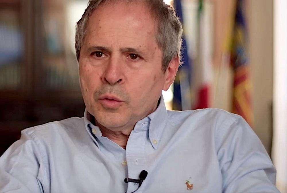 Coronavirus, il virologo Crisanti: "Guanti e mascherine anche in casa se non si vogliono focolai"