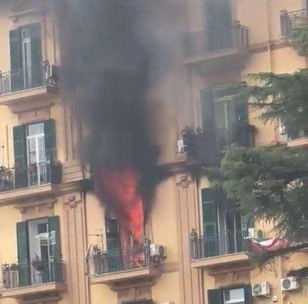 VIDEO - Paura a Napoli: grosso incendio in un appartamento a Chiaia