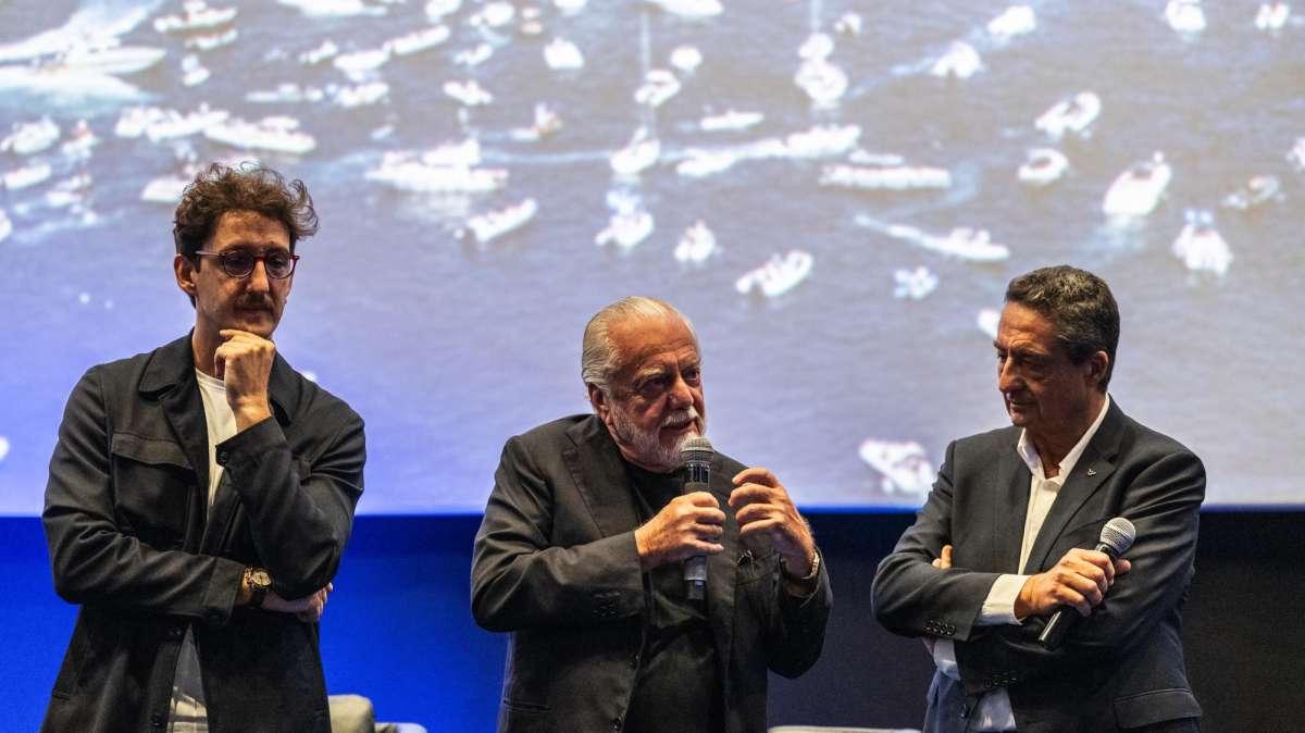 ADL sul palco: “Stiamo già girando nuovo film sul Napoli! Felice della risalita del Sud, ma serve riformare calcio per i ragazzini”