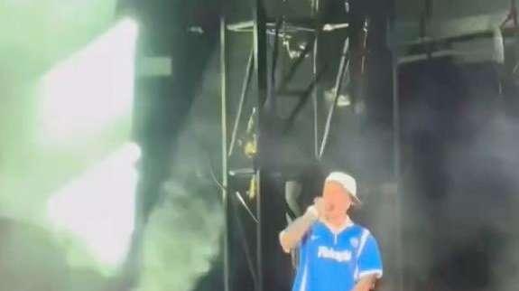 Sfera Ebbasta al Maradona, il concerto-show aperto con una maglia azzurra vintage