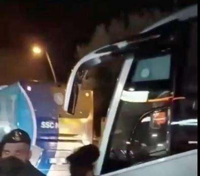 VIDEO - Il pullman del Napoli arriva a Cava: la cittadina salernitana esplode di gioia
