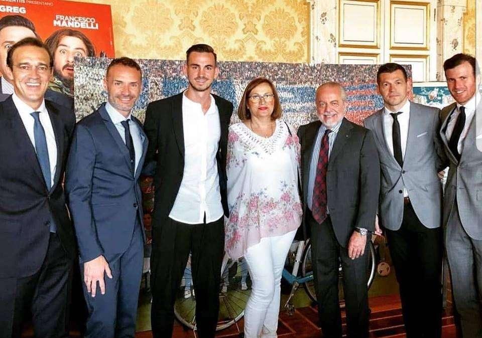 FOTO - Fabian sorridente alla Filmauro: scatto con la madre e gli agenti