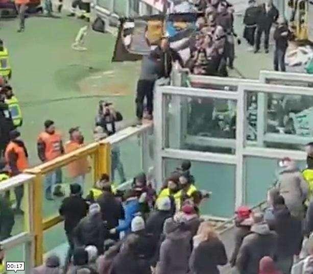 VIDEO – Violenza durante il derby di Torino: un tifoso viene scaraventato dagli spalti al grido di ‘uccideteli’