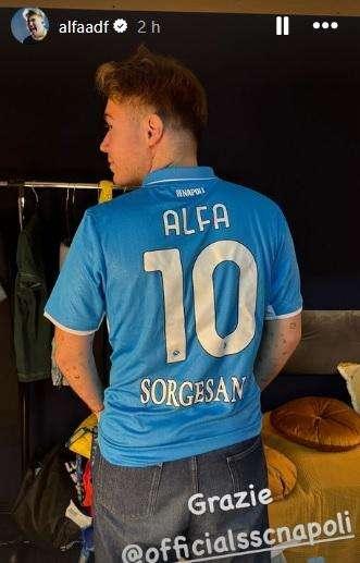 Alfa mostra uno striscione da brividi al concerto: "Chi ha creato Napoli era innamorato"