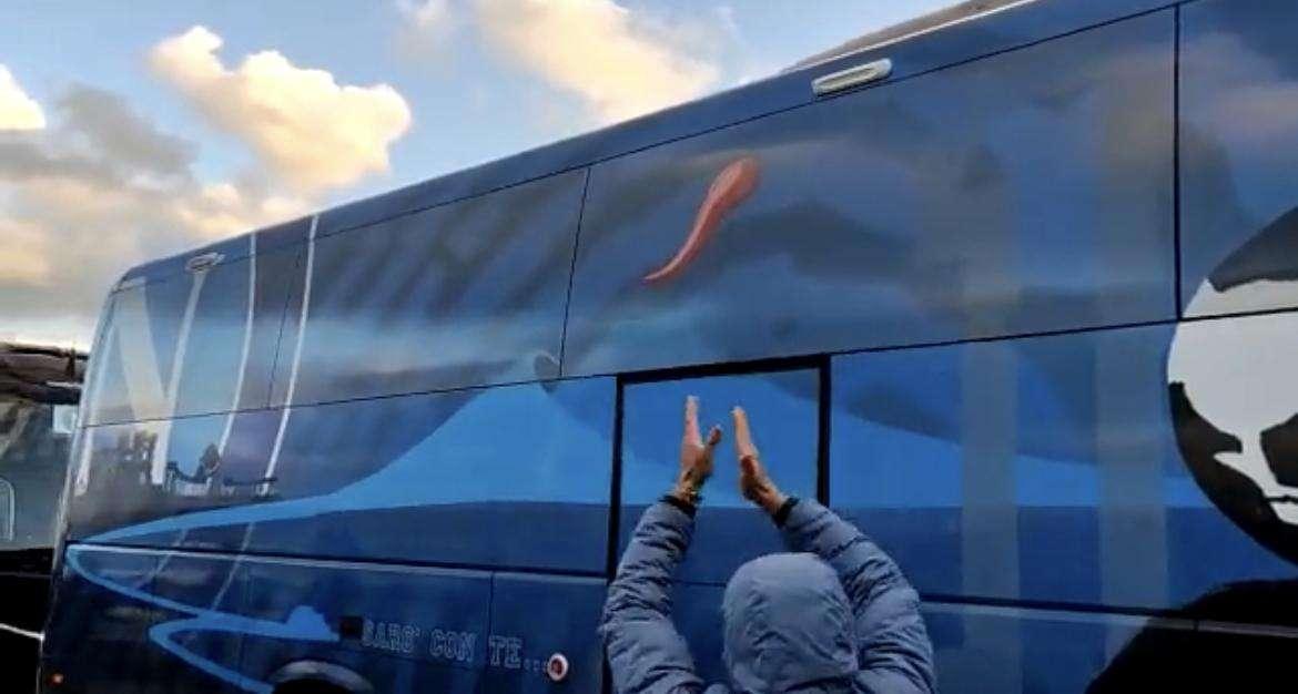 VIDEO - L’arrivo del Napoli in Puglia: azzurri accolti dai tifosi con cori e tanto entusiasmo 
