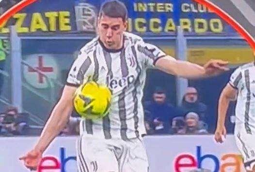 FOTO - Clamoroso a Milano: c'era un terzo tocco di mano di Vlahovic sfuggito a tutti!