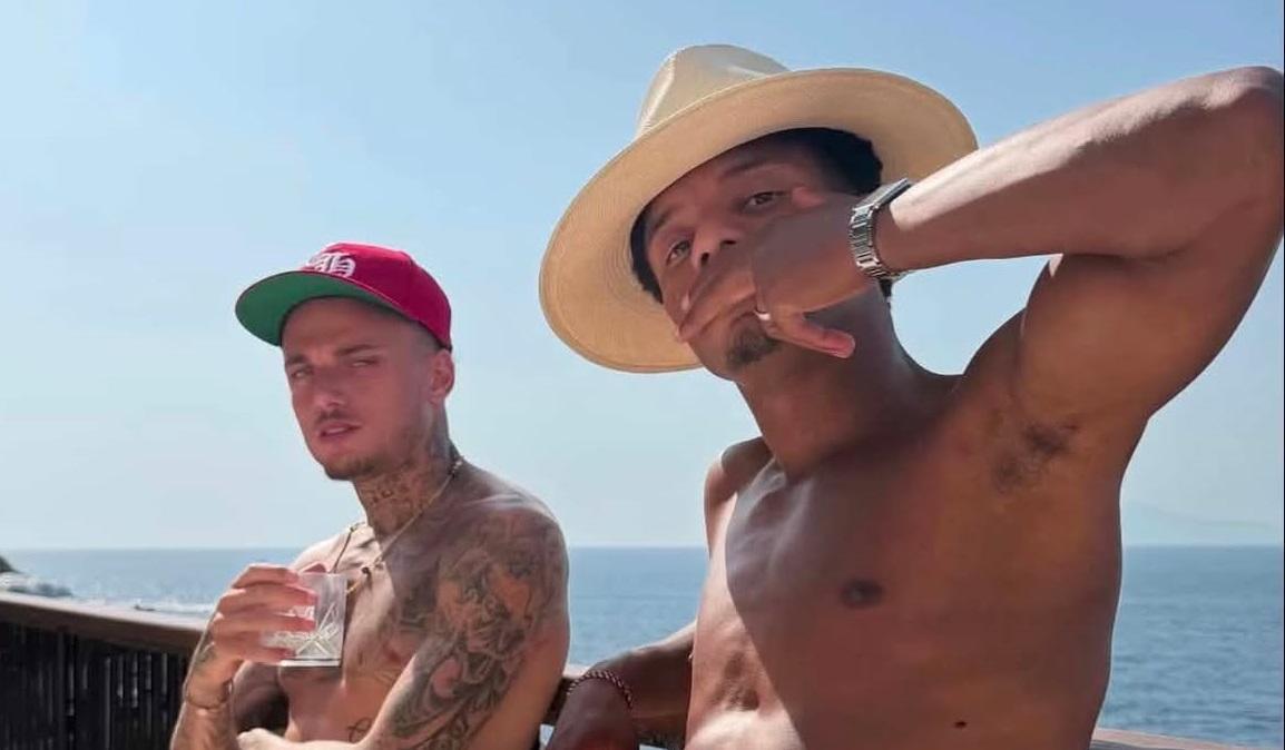 Ultimi giorni di vacanza per Noa Lang: giornata al mare con David Neres