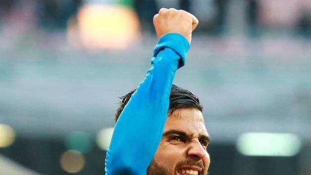 Insigne finisce a terra dopo uno scontro con Masiello, la tribuna lo fischia ma l'azzurro risponde
