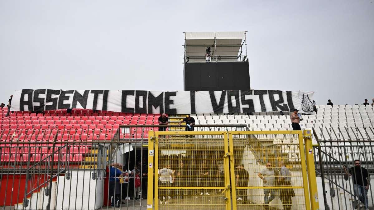 "De Laurentiis meritiamo di più": la contestazione e il duro messaggio a centro tribuna
