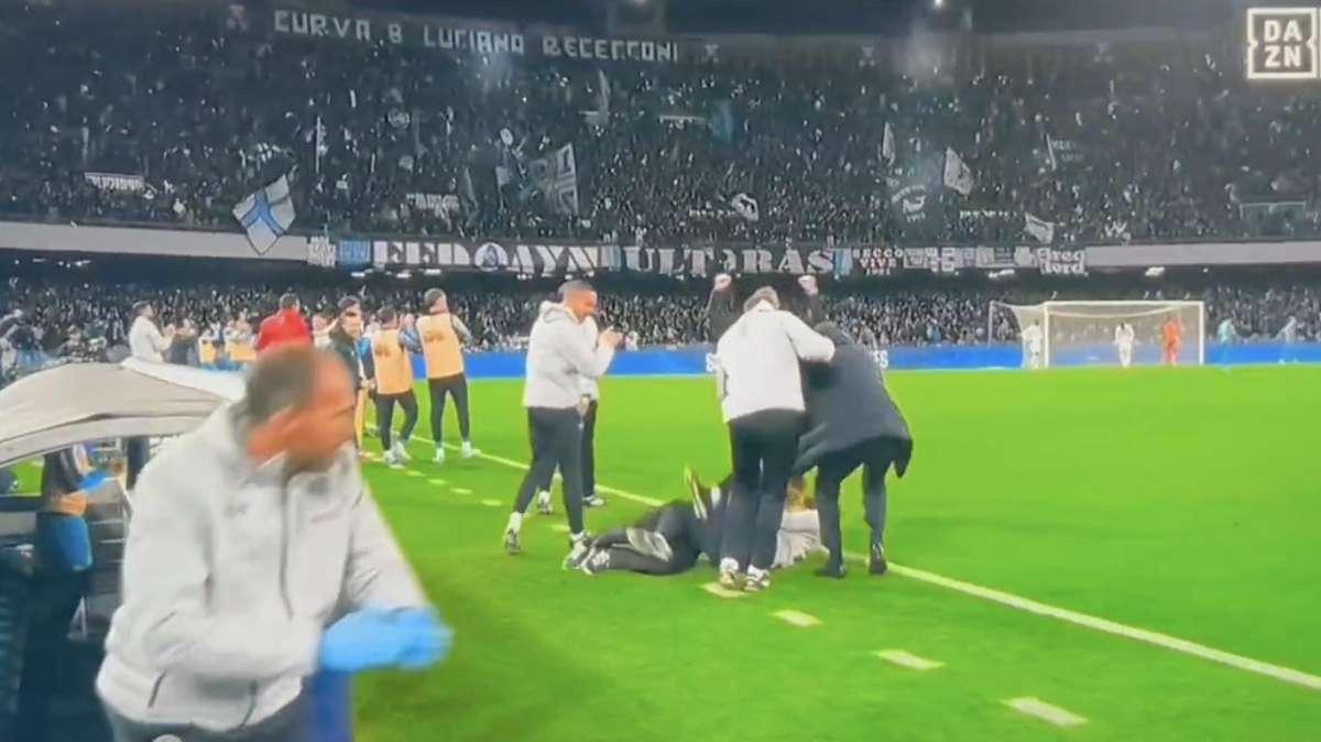 Conte esplode di gioia al 3-0 di McTominay e... Cade a terra dopo il salto!