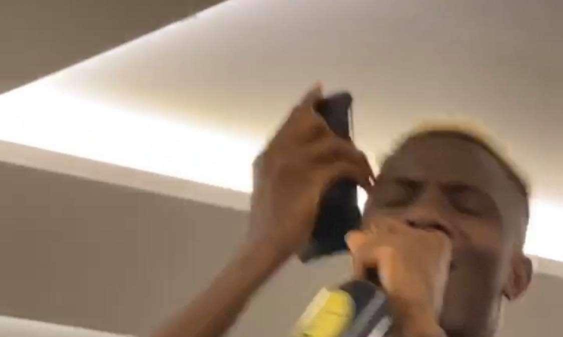VIDEOGALLERY - Osimhen protagonista a cena: canta (e balla) per il rito dei nuovi acquisti